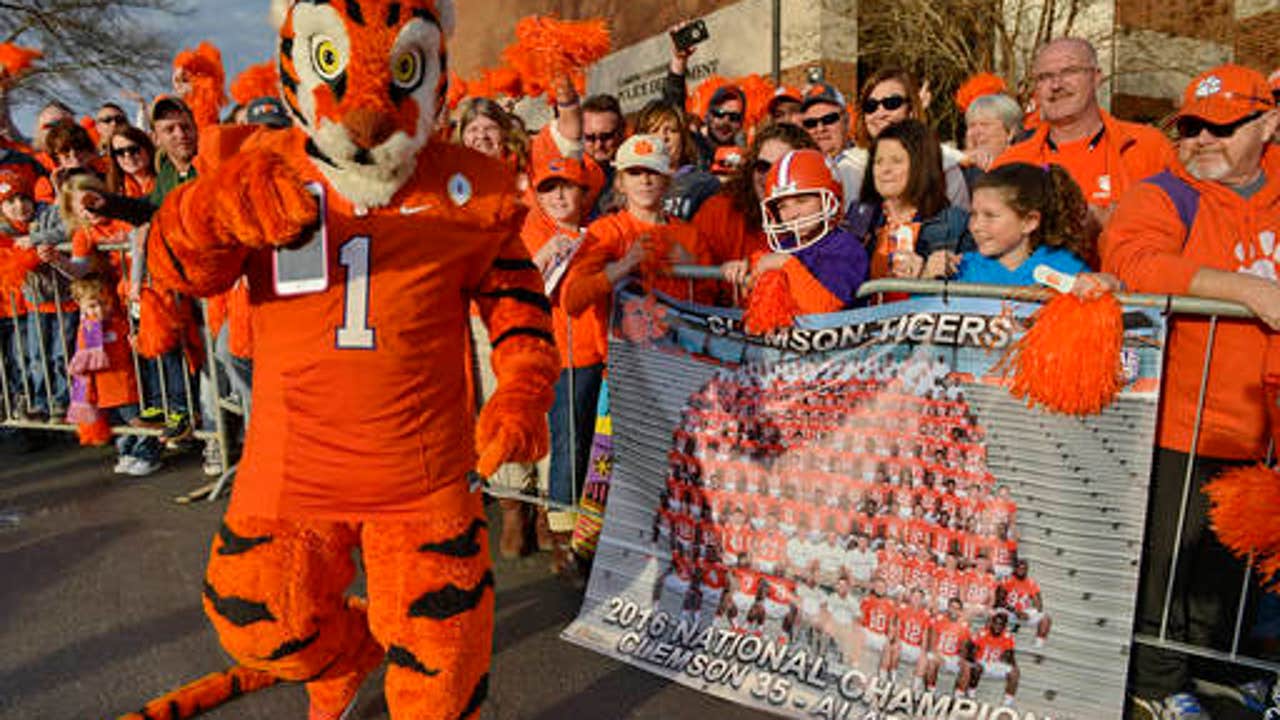 Thousands turn out for Clemson football parade, celebration